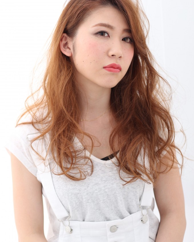 抜け感巻き髪スタイル
