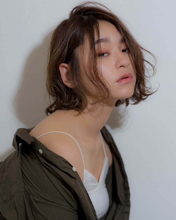 切りっぱなしボブ グレージュ ひし形シルエット 大人クール