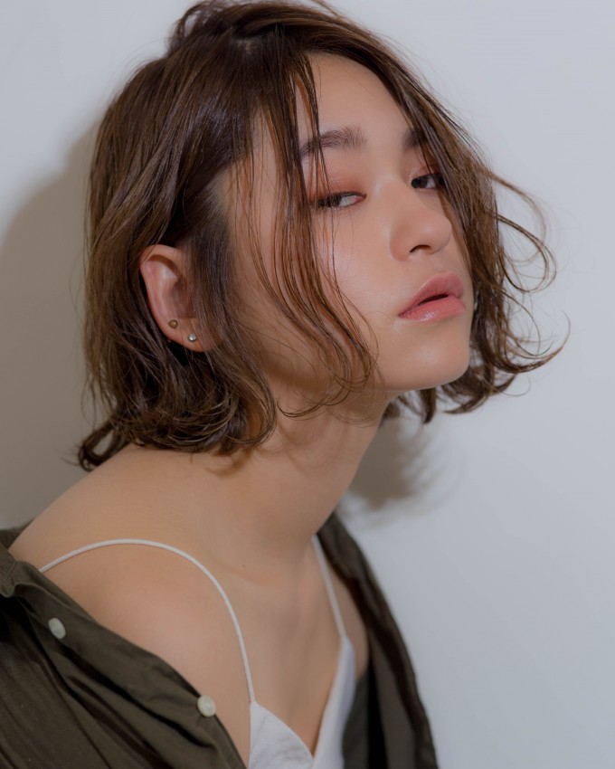 切りっぱなしボブ グレージュ ひし形シルエット 大人クール