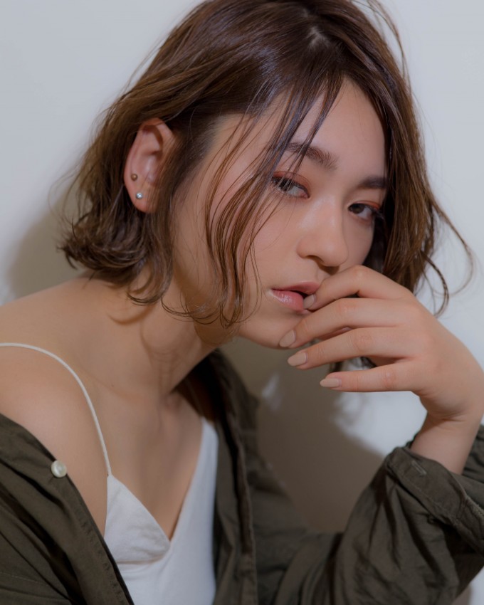 切りっぱなしボブ グレージュ ひし形シルエット 大人クール