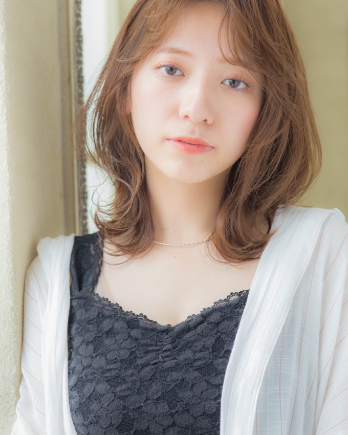 外ハネ　ひし形セミロング