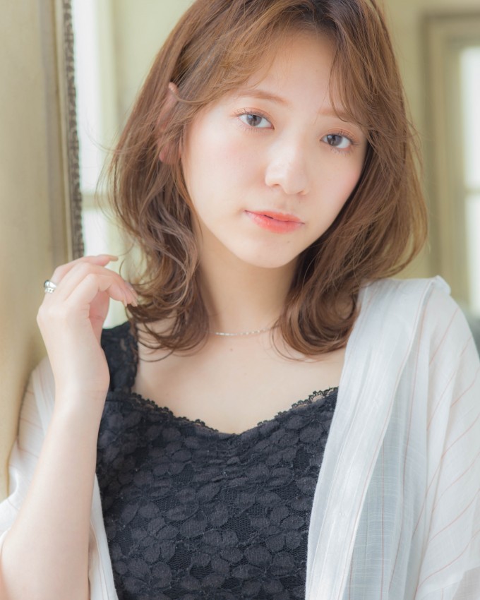 外ハネ　ひし形セミロング