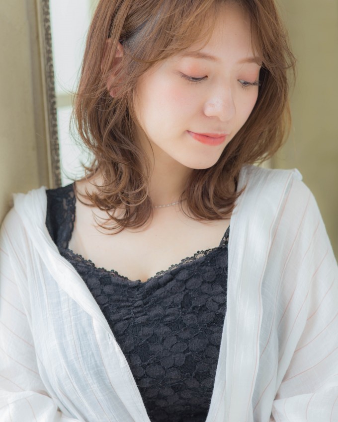 外ハネ　ひし形セミロング